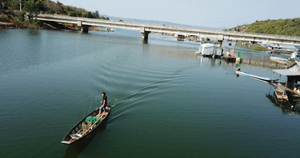 Video: Cuộc sống khốn khó của người miền Tây trên hồ Buôn Tua Sarh